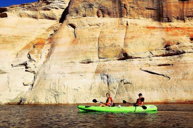 Arizona Ulusal Parkı 'nın bölgesinde, Vermilion Kayaları tek bir platodur ve birkaç tane kumlu sertleştirilmiş katmandan oluşur. En düşük Moenkopi ve Chinli 200 mn 'den fazla oluşmuştur. Yıllar önce, Moenave, Cayenta, Navajo kumları