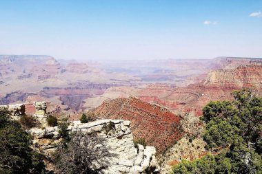 Büyük Kanyon güney kenarı Sedona 'nın ünlü Kızıl Kayaları Colorado Platosu' nda 1371 metre yüksekliğiyle Kuzey Arizona 'nın en güzel doğal yerlerinden biridir. Sedona Kanyonu bölümleri farklı jeolojik dönemden dokuz katman kaya ortaya çıkardı.