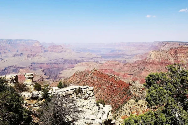 Büyük Kanyon güney kenarı Sedona 'nın ünlü Kızıl Kayaları Colorado Platosu' nda 1371 metre yüksekliğiyle Kuzey Arizona 'nın en güzel doğal yerlerinden biridir. Sedona Kanyonu bölümleri farklı jeolojik dönemden dokuz katman kaya ortaya çıkardı.