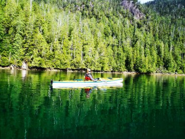 Gölde kano gezisi. Vancouver