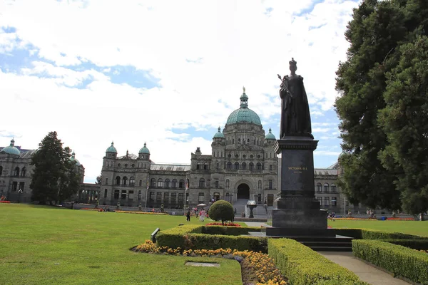 stock image The British Columbia Parliament Buildings, a neo-baroque design,  In front of the building stands the statue of Queen Victoria