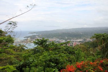 Jamaika, Mystic Mountain 'ın tepesinden Ocho Rios hava görüntüsü.