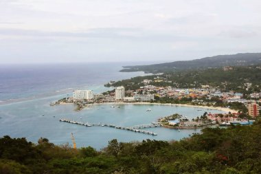 Mystic Mountain 'ın tepesinden Ocho Rios hava görüntüsü