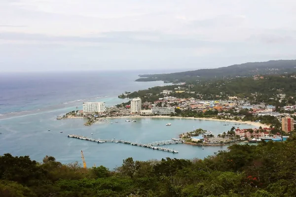 Mystic Mountain 'ın tepesinden Ocho Rios hava görüntüsü