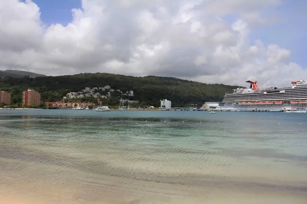 Ocho Rios Karayipler, Saray Ay ve Beyaz Vapur