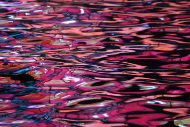 Suya yansıyan ışık soyutlama gibidir.