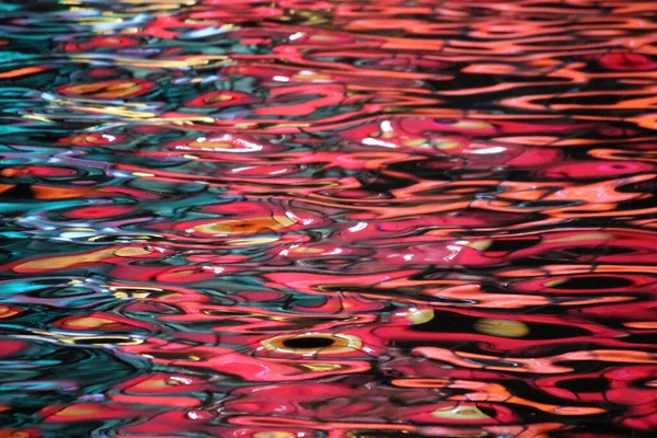 Suya yansıyan ışık soyutlama gibidir.