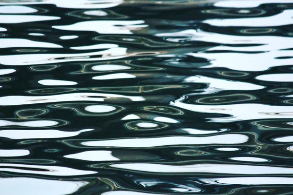 Suya yansıyan ışık soyutlama gibidir.