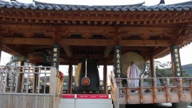 Akşam ibadetinin başlangıcı olan bir tören.