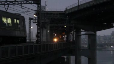 Han Nehri köprüsünden geçen trenin sesi ve görüntüsü