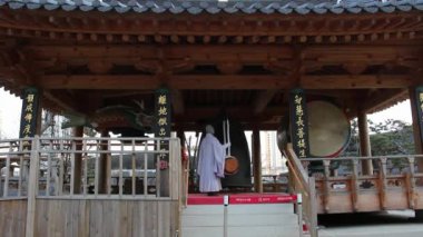 Tapınakta akşam namazının başlangıcı için düzenlenen bir tören.