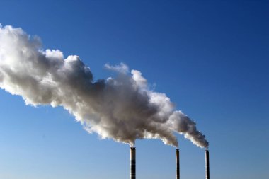 Bir termik santralden yoğun bir şekilde buhar püskürtüldü.