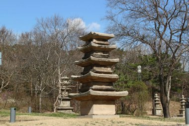 Kore Hazinesi Hayır. 166, Hongje dong 'da beş katlı Stone Pagoda.