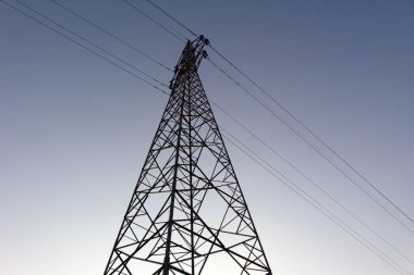 Elektrik iletim kulesi gökyüzüne yükseliyor