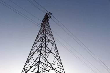 Elektrik iletim kulesi gökyüzüne yükseliyor
