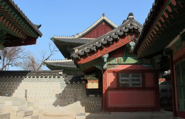 Kore sarayı geleneksel yöntemlerle inşa edilmiştir.