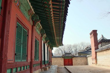 Kore sarayı geleneksel yöntemlerle inşa edilmiştir.