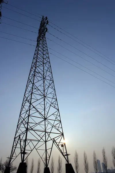 Elektrik iletim kulesi gökyüzüne yükseliyor