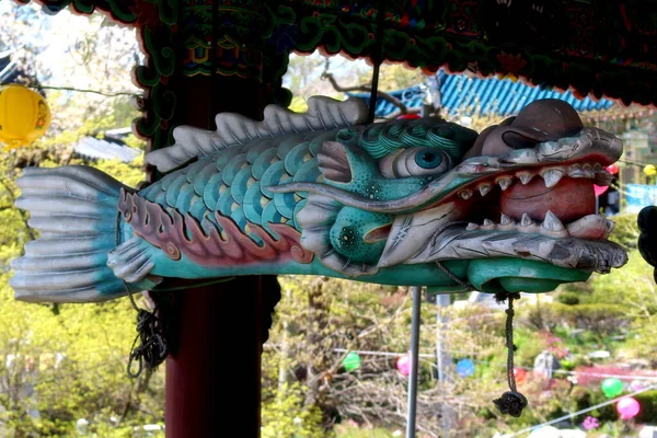 İlkbaharda açan çiçekler.