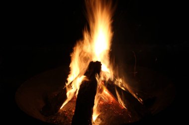 Harika bir kamp ateşi