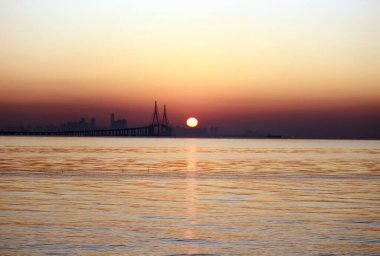 Güneş köprüden doğuyor.