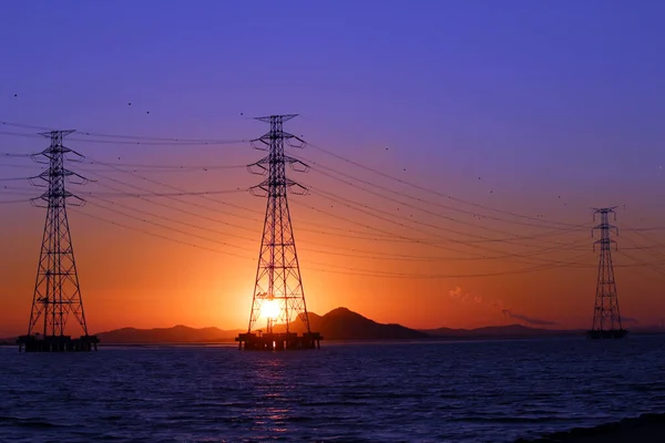 Denizde devasa elektrik iletim kulesi