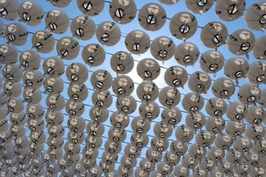 Tapınağın renkli fenerleri