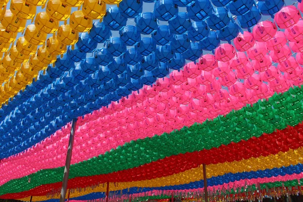 Tapınağın renkli fenerleri