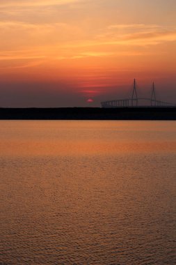 Gün batımında Incheon Köprüsü