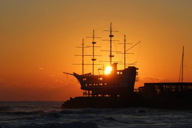 Yelkenli manzaralı gün doğumu manzarası