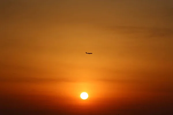 Самолет Летящий Над Солнцем — стоковое фото