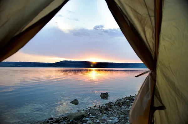从绿色帐篷湖海岸线上的夕阳 — 图库照片