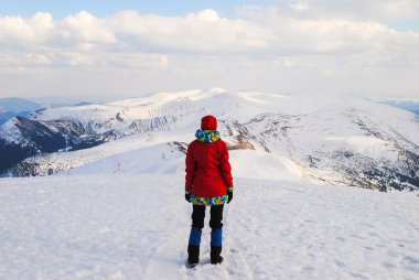 Güzel manzara izlemek kadın dağlar,