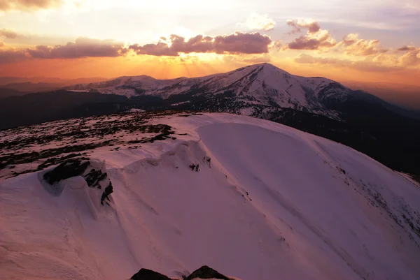 Salida del sol, montañas en invierno . — Foto de Stock