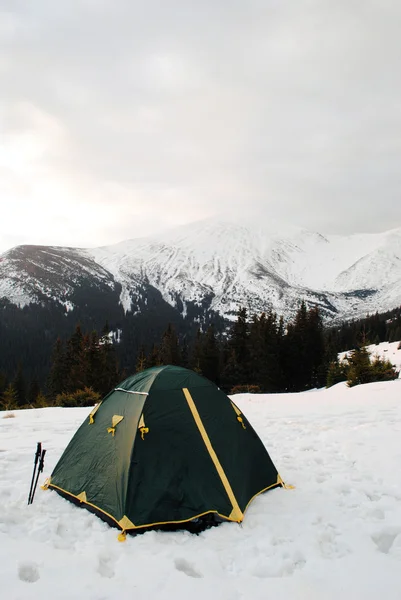 Camping in berglandschap — Stockfoto