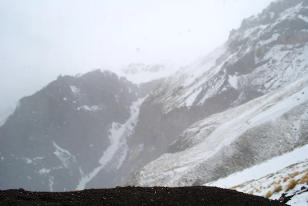 Sfondo con montagne innevate nel Caucaso — Foto Stock