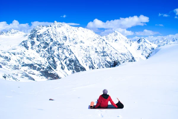 Kvinde i bjerge, ser smukke landskab - Stock-foto