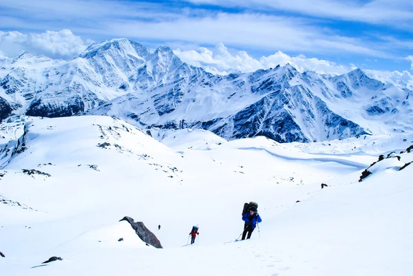 Senderismo en las montañas de invierno — Foto de Stock