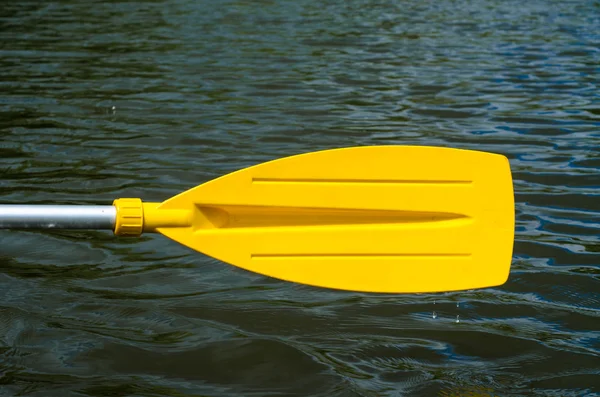 Aviron, tenant une pagaie en kayak — Photo