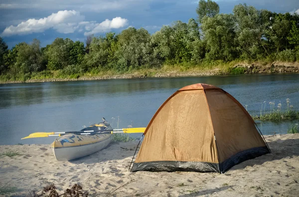 Tent on the riverside with yellow kayak — Stock Photo, Image