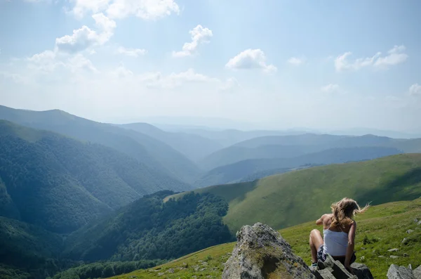 Jovem mulher loira meditando na bela paisagem da montanha — Fotografia de Stock