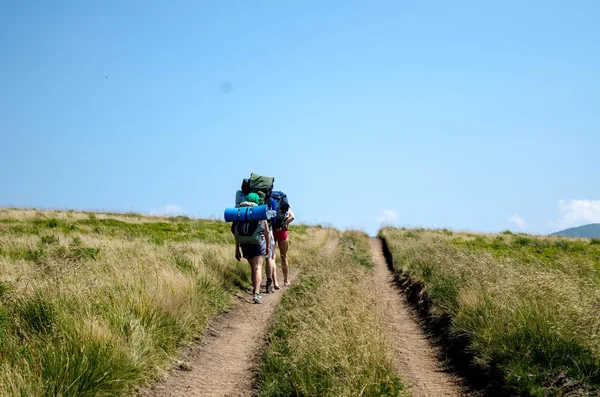 Groupe de randonneurs en montagne — Photo