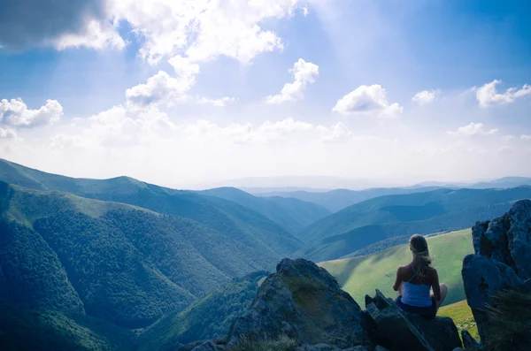 Jovem mulher loira meditando na bela paisagem da montanha — Fotografia de Stock