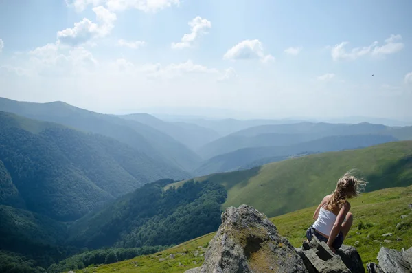 Junge blonde Frau meditiert in der wunderschönen Berglandschaft — Stockfoto