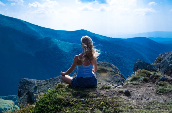 Mujer rubia joven meditando en el hermoso paisaje de montaña —  Fotos de Stock