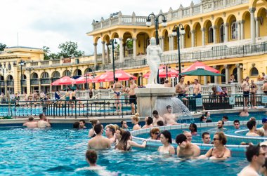 Budapeşte - Temmuz 2015-insanlar Szecheny içinde termal banyoda