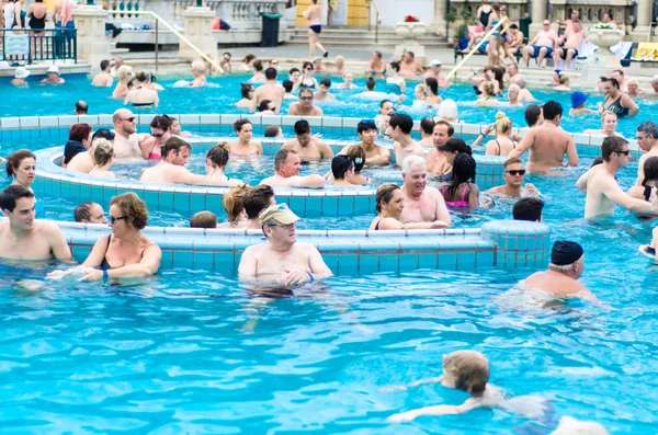 БУДАПЕСТ - Июль 2015 - Люди, имеющие термальные ванны в Сеченах — стоковое фото