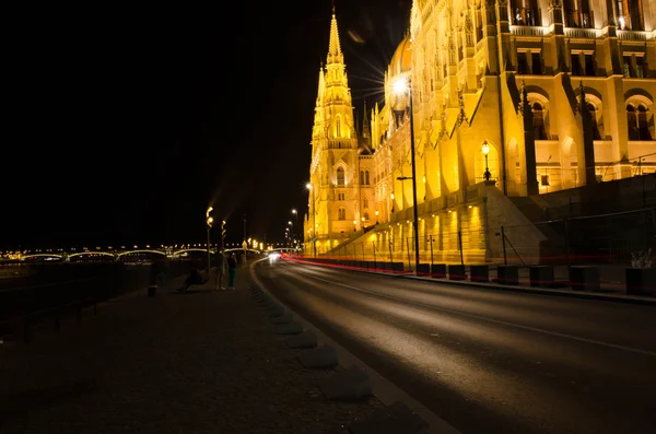 Budapest Cityscape di notte con il Parlamento ungherese Beauti — Foto Stock