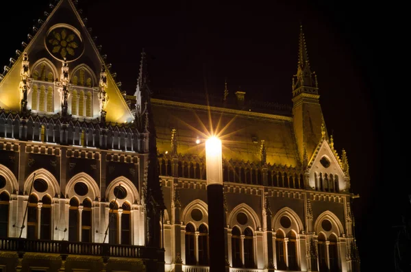 L'edificio del Parlamento ungherese con luminose e belle illu — Foto Stock