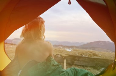 İnci seyir çıplak sırt, çadırda oturan genç bir kadın